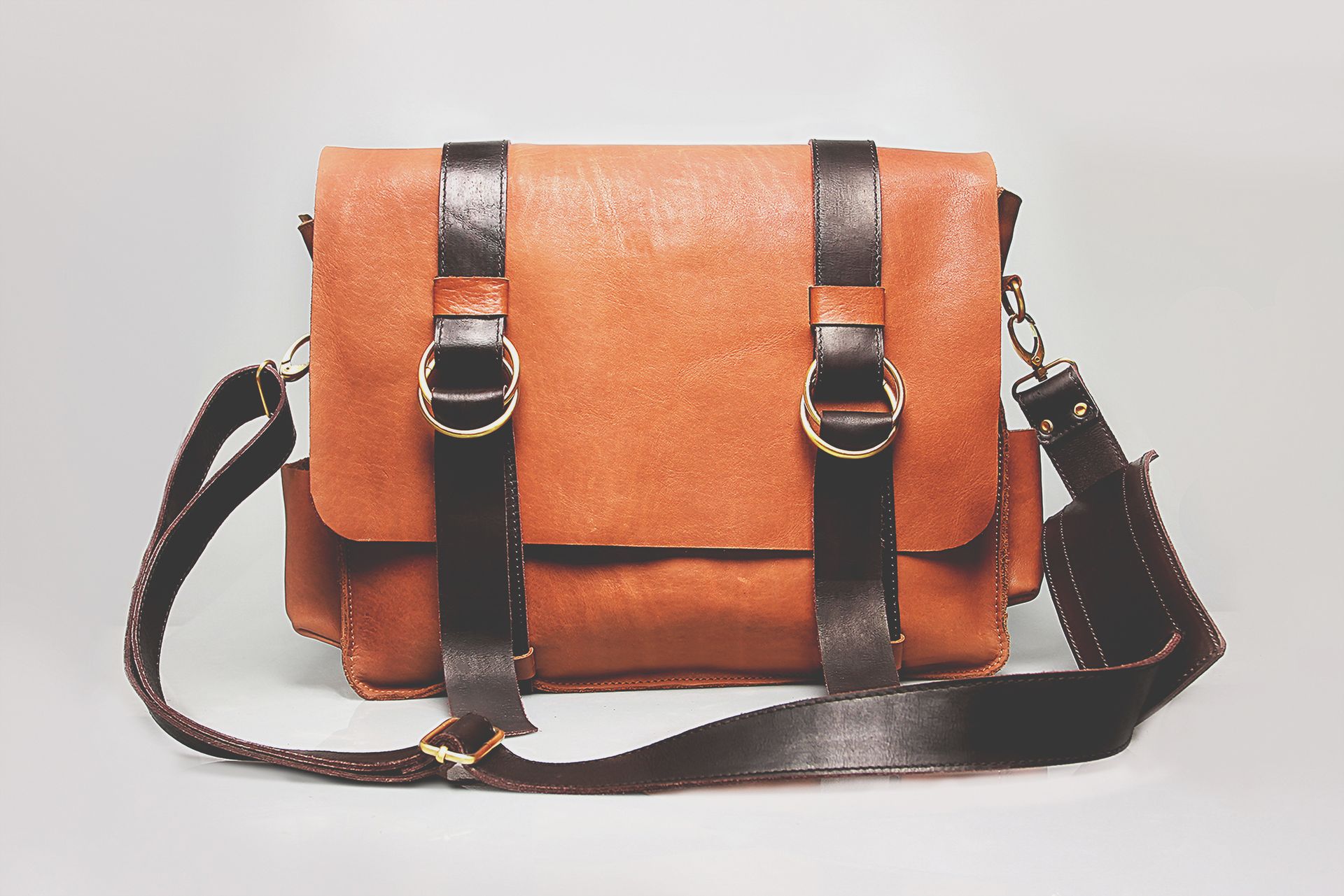 Gents tan leather messenger purse
